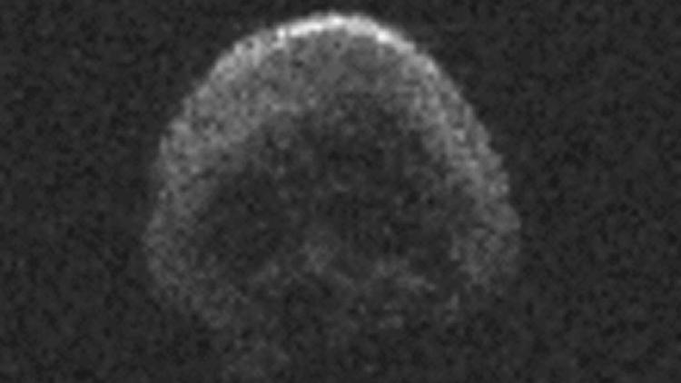 Image fournie par la Nasa le 30 octobre 2015 de l'astéroïde 2015 TB145, une comète morte ressemblant étrangèrement à une tête de mort, qui doit frôler la Terre samedi  [ / NASA/AFP]