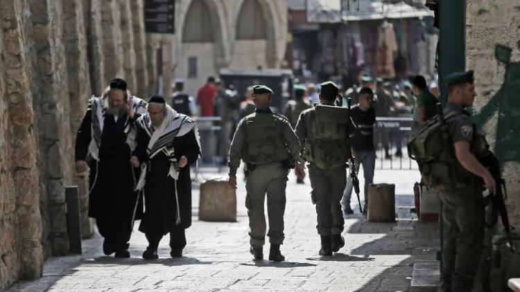 Des forces de sécurité israéliennes patrouillent dans les rues de la Vieille ville de Jérusalem, le 5 octobre 2015 [THOMAS COEX / AFP]