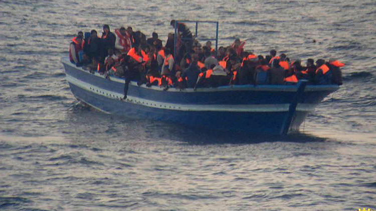 Un bateau de migrants secouru le 17 mars 2014 au large de Lampedusa  par la Marine italienne [Ho / Marine italienne/AFP/Archives]