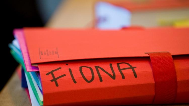 Un dossier portant le prénom de la petite Fiona, à la Cour d'assises du Puy-de-Dôme, à Riom, le 17 novembre 2016 [Thierry Zoccolan / AFP/Archives]