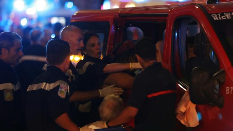 Des blessés évacués par les pompiers après l'attaque terroriste le 15 juillet 2016 à Nice [Valery HACHE / AFP]