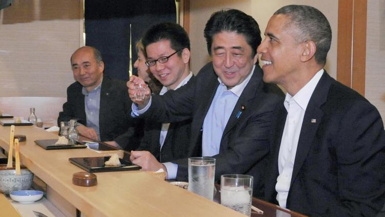 Le Premier ministre japonais Shinzo Abe (2eG) et le président américain Barack Obama (D) dans un restaurant de sushis à Tokyo le 23 avril 2014 [Bureau de presse du Premier ministre japonais / AFP]
