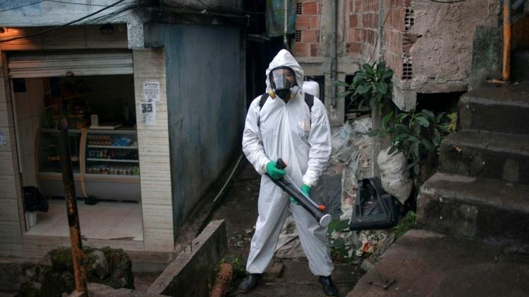 Opération de désinfectioin dans une favela de Rio de Janeiro, le 20 avril 2020 au Brésil [Mauro PIMENTEL / AFP/Archives]