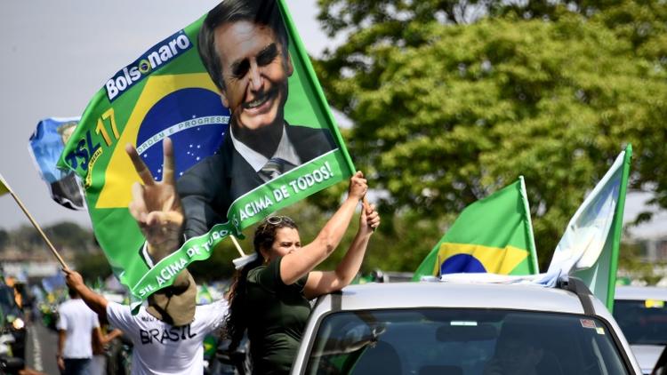 DEs partisans du candidat d'extrême droite Jair Bolsonaro à l'élection présidentielle au Brésiel paradent le 6 octobre 2018 à Brasilia, à la veille du premier tour de scrutin.   [EVARISTO SA / AFP]