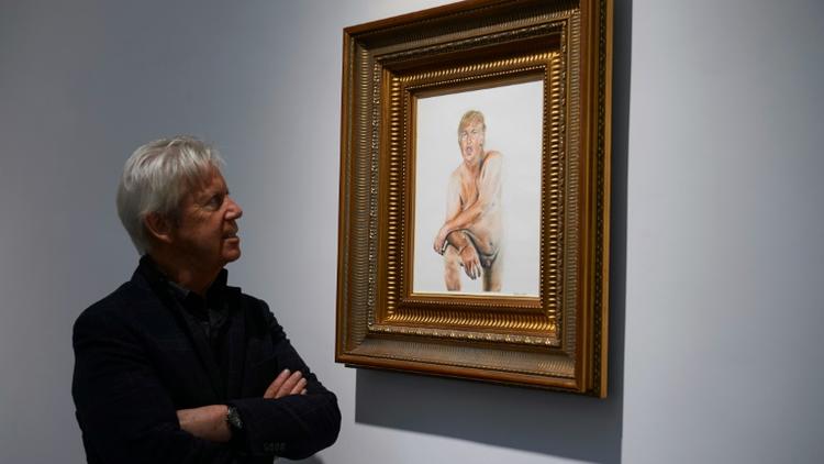 Un conservateur de galerie d'art regarde le tableau représentant Donald Trump entièrement nu et intitulé  "Make America Great Again" (rendre sa grandeur à l'Amérique), exposé à la Maddox Gallery à Londres, le 9 avril 2016 [NIKLAS HALLE'N / AFP]