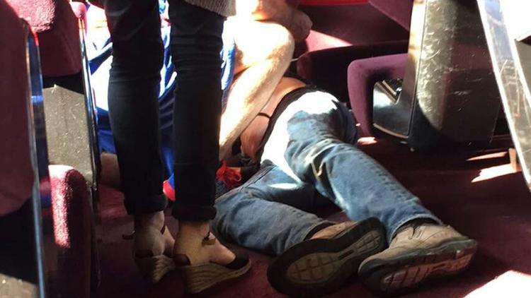 Photo prise avec un smartphone par un passager d'un homme blessé allongé dans l'allée du train Thalys attaqué le 21 août 2015  [Christina Catherine Coons / WITNESS/AFP/Archives]