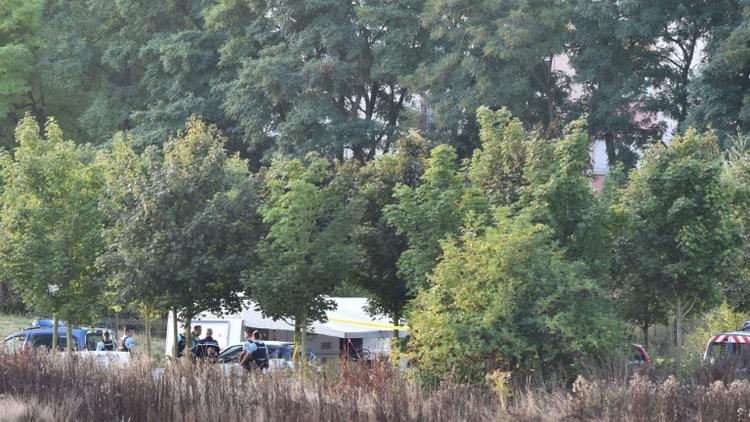 Des policiers enquêtent dans un camp de gens du voyage où une fusillade a fait 4 morts, le 26 août 2015 à Roye [Philippe Huguen / AFP]