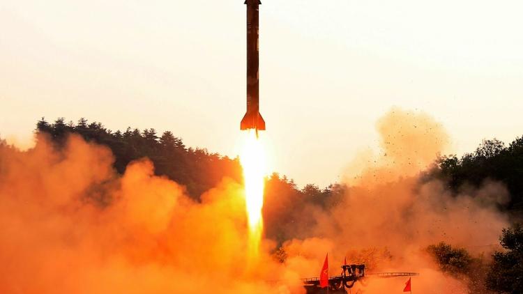 Photo fournie le 30 mai 2017 par l'agence officielle nord-coréenne Kcna d'un tir de missile balistique nord-coréen dans un lieu non précisé [ / KCNA via KNS/AFP/Archives]