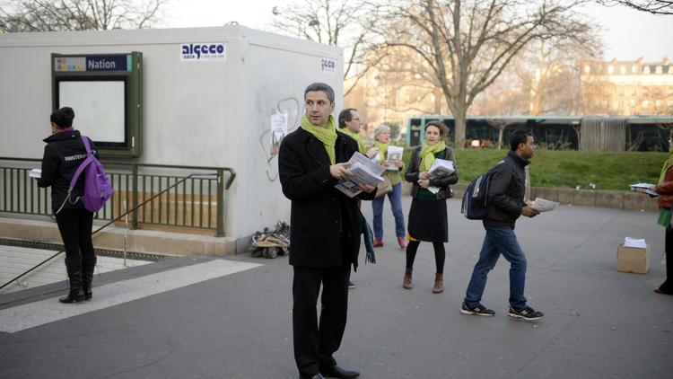 Le candidat écologiste (EELV) à la mairie de Paris (EELV) Christophe Najdovski distribue des tracts à Paris le 12 mars 2014  [Martin Bureau / AFP/Archives]