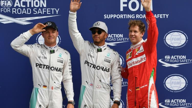 Le Britannique Lewis Hamilton (Mercedes)  pose au centre du podium après avoir obtenu la pole pour le GP d'Italie, le 3 septembre 2016 sur le circuit de Monza  [Andrej ISAKOVIC / AFP]