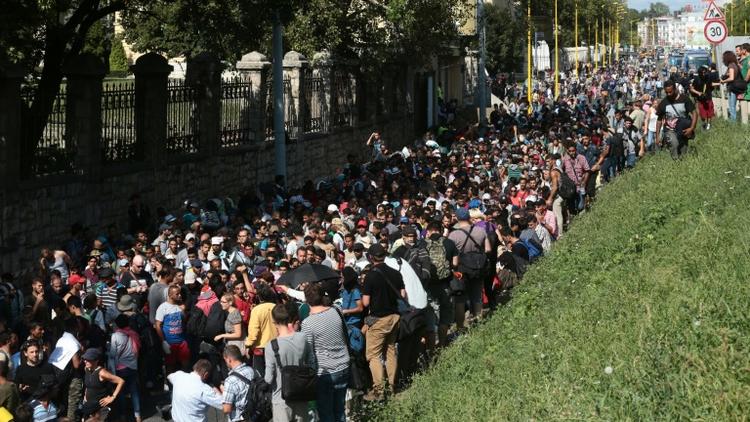 Plus d'un milliers de migrants quittent la gare de Budapest pour rejoindre l'Autriche à pieds [Ferenc Isza / AFP]