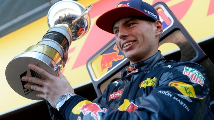 Le Néerlandais Max Verstappen (Red Bull), 18 ans, brandit son trophée après la 1re victoire de sa carrière au GP d'Espagne à Montmelo, le 15 mai 2016 [JOSEP LAGO / AFP]
