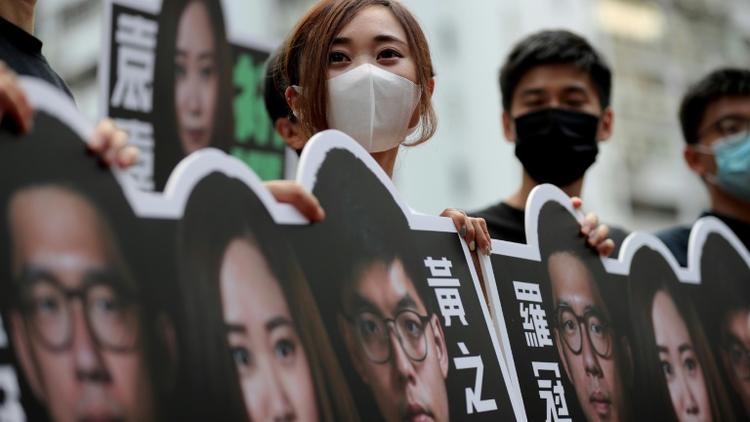 Tiffany Yuen, l'une des candidates aux primaires pro-démocratie pour les législatives de septembre à Hong Kong, fait campagne lors du premier jour du scrutin, le 11 juillet 2020 [May JAMES / AFP]