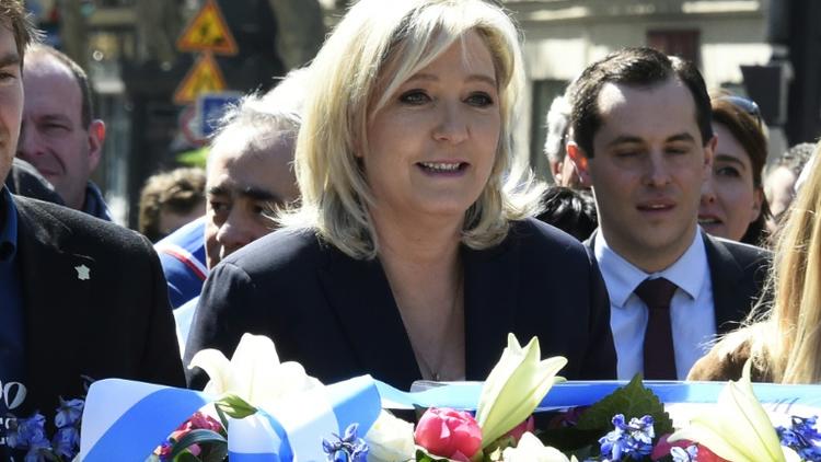 Marine Le Pen  place Saint-Augustin devant la statue de Jeanne d'Arc le 1er mai 2016  à Paris [DOMINIQUE FAGET / AFP]