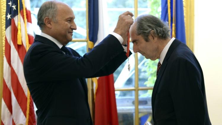 L'écrivain Philip Roth avait été fait   commandeur de la Légion d'honneur le 27 septembre 2013 par Laurent Fabius, alors ministre des Affaires étrangères [Timothy A. CLARY / AFP/Archives]