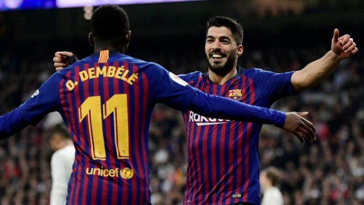 L'attaquant du FC Barcelone Luis Suarez, buteur contre le Real Madrid, remercie son passeur Ousmane Dembélé, en demi-finale retour de Coupe de Roi, le 27 février 2019 au stade Bernabeu [JAVIER SORIANO / AFP]