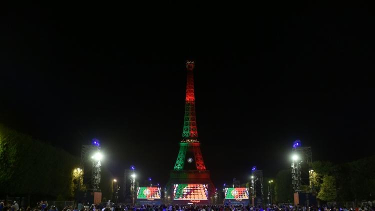 La fan zone près de la Tour Eiffel  aux couleurs du Portugal vainqueur de l'Euro-2016 [ALAIN JOCARD / AFP]