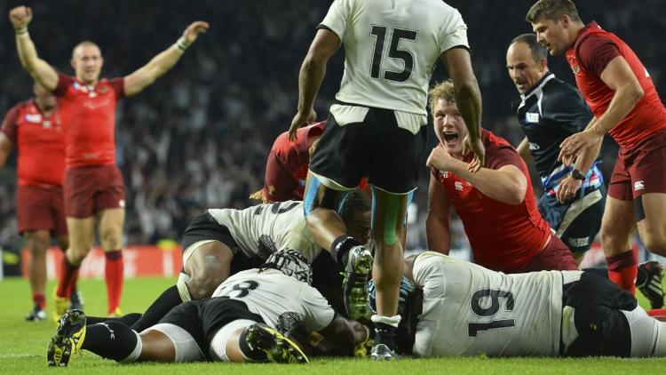 Les Anglais exultent après un essai de Billy Vunipola face aux Fidji lors du match d'ouverture du Mondial de rugby, le 18 septembre 2015 à Twickenham [GLYN KIRK / AFP]