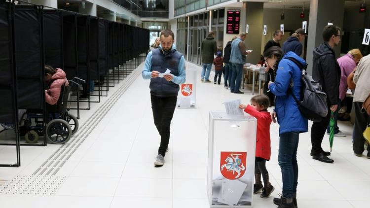 Des Lituaniens votent par anticipation à Vilnius, le 10 mai 2019 [Petras Malukas / AFP]