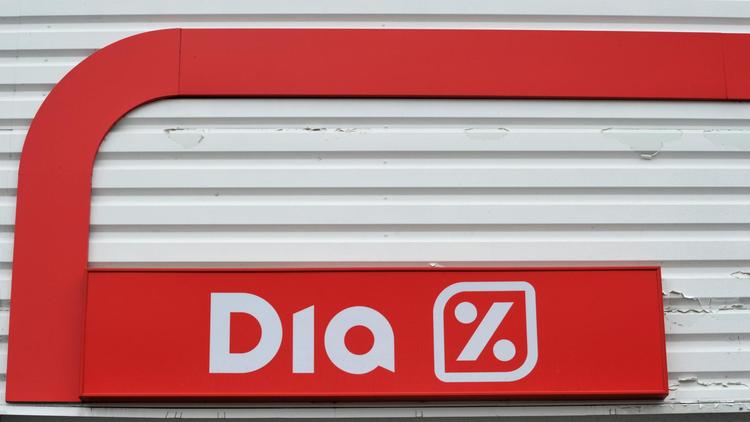 Le logo du groupe de distribution Dia, dont Carrefour va reprendre plus de 800 magasins en France [Frank Perry / AFP]
