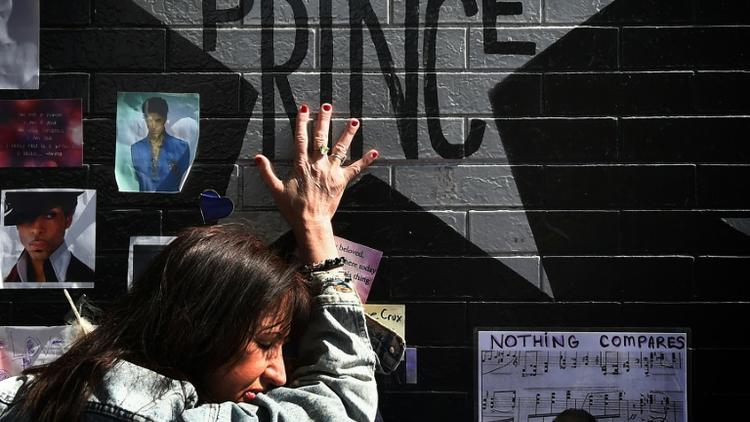 Une admiratrice de Prince devant le club  First Avenue à Minneapolis (Minnesota) où le musicien a commencé sa carrière, le 23 avril 2016  [Mark Ralston / AFP]