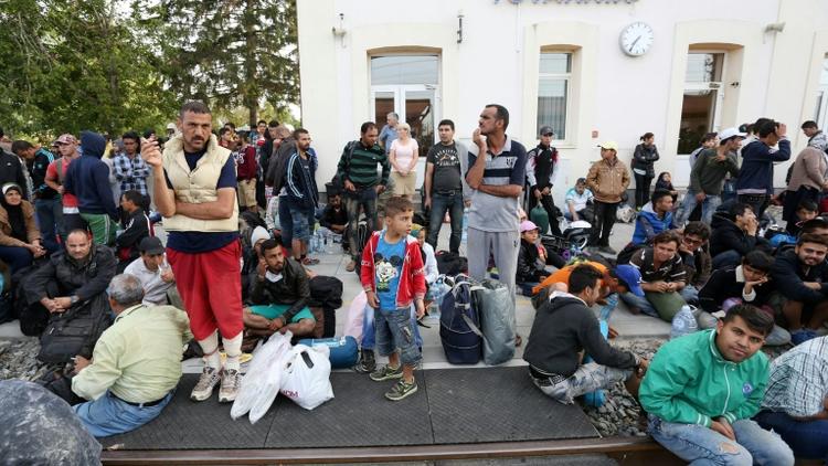 Des migrants attendent un train à la gare de Tovarnik, à la frontière avec la Serbie, le 17 septembre 2015 en Croatie [ / AFP]