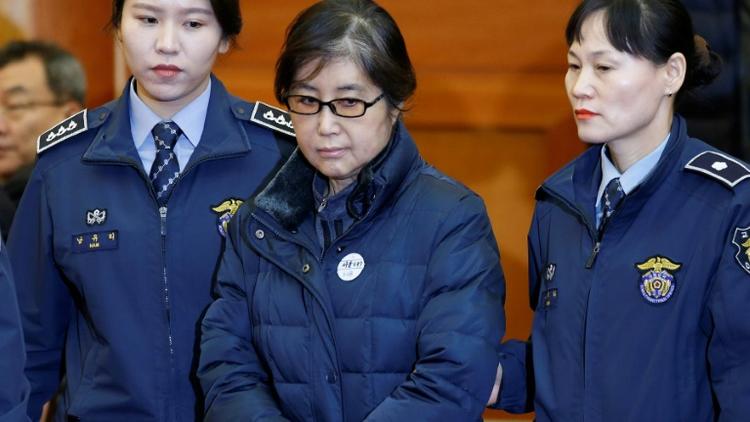 Choi Soon-sil (C), confidente de l'ex-présidente sud-coréenne et photographiée ici le 16 janvier 2017, a été condamnée à 20 ans de prison [KIM HONG-JI / POOL/AFP/Archives]