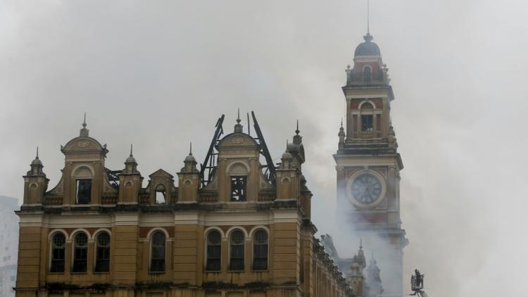 Des pompiers tentent d'éteindre l'incendie du Musée de la Langue portugaise de Sao Paulo, le 21 décembre 2015 [Miguel Schincariol / AFP]