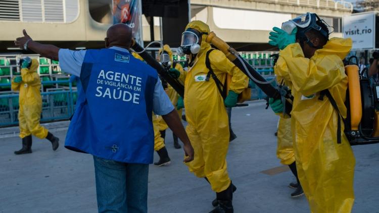 Des agents municipaux diffusent un produit chimique contre les moustiques porteurs du Zika à Rio de Janeiro, au Brésil, le 26 janvier 2016 [CHRISTOPHE SIMON / AFP/Archives]