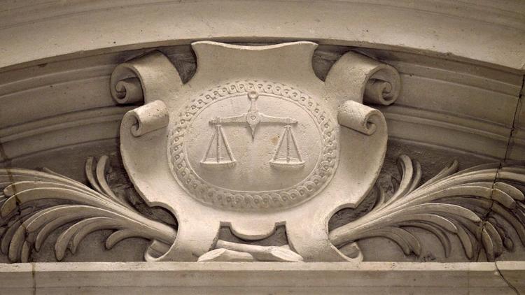 Relief représentant le blason de la justice et sa balance [Jacques Demarthon / AFP/Archives]