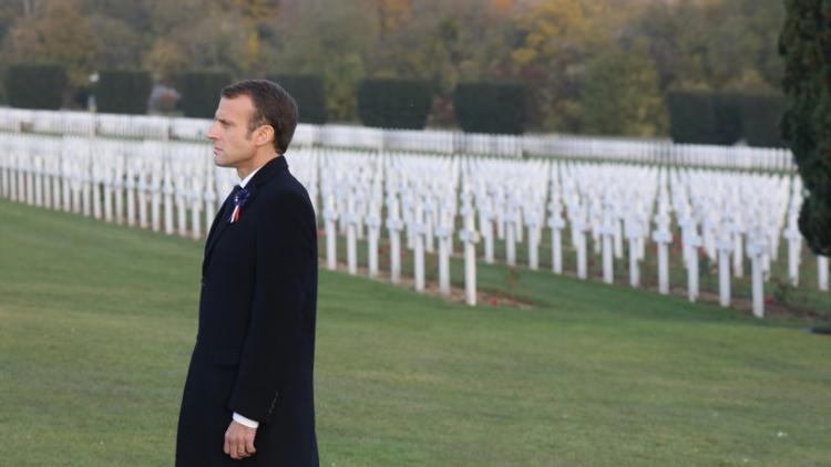 Emmanuel Macron au cimetière près de l'Ossuaire de Douaumont, près de Verdun, le 6 novembre 2018, pendant les cérémonies marquant le centenaire de la Première Guerre mondiale [LUDOVIC MARIN / POOL/AFP]