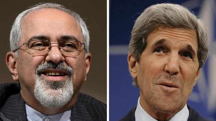 Montage photo réalisé le 8 novembre 2013 à Paris montrant le secrétaire d'Etat américain John Kerry (d) et son homologue iranien Javad Zarif (G) [FABRICE COFFRINI, JOHN THYS / AFP/Archives]