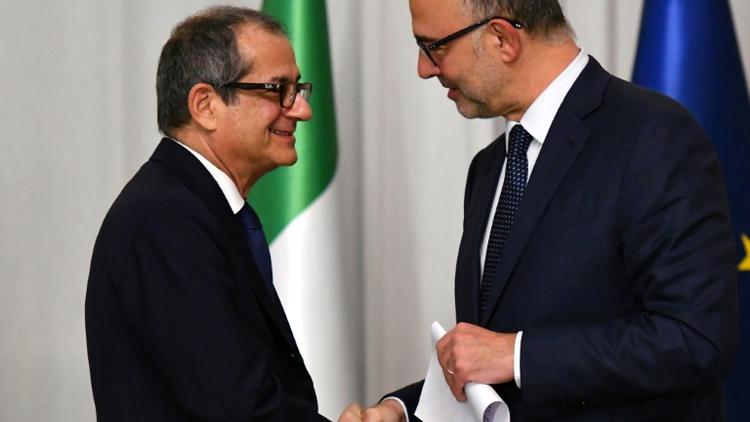 Le ministre italien de l'Economie et des Finances Giovanni Tria (g) et le commissaire aux Affaires européennes, Pierre Moscovici, le 18 octobre 2018 à Rome [Alberto PIZZOLI / AFP/Archives]