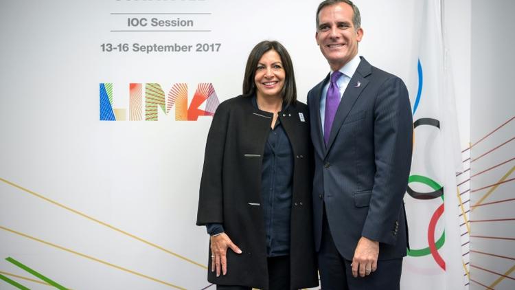 La maire de Paris, Anne Hidalgo et le maire de  Los Angeles Eric Garcetti le 11 septembre 2017 à Lima [Fabrice COFFRINI / AFP]