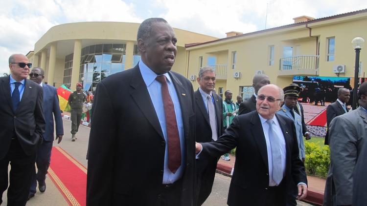 Le président de la CAF Issa Hayatou (gauche) et le président de la FIFA Sepp Blatter (droite) lors de l'inauguration d'un complexe sportif à Mbankomo le 5 mai 2014 [Reinnier Kaze / AFP]