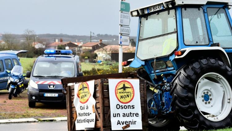 Des opposants à un projet d'aéroport international près de Nantes protestent avec des tracteurs le 11 janvier 2016 à Viais  [LOIC VENANCE / AFP]