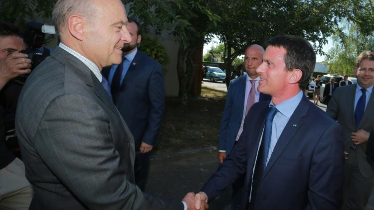 Le maire de Bordeaux Alain Juppé et le Premier ministre Manuel Valls le 23 juillet 2015 à Latresne près de Bordeaux [NICOLAS TUCAT / AFP/Archives]