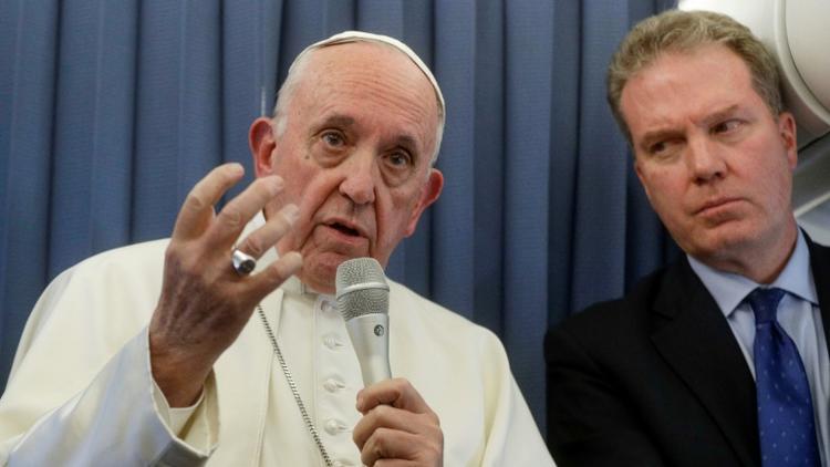Le pape François (G), à côté du chef du service de presse du Vatican, Greg Burke, parle aux journalistes dans l'avion qui le ramène de Dublin le 26 août 2018 [Gregorio BORGIA / POOL/AFP]