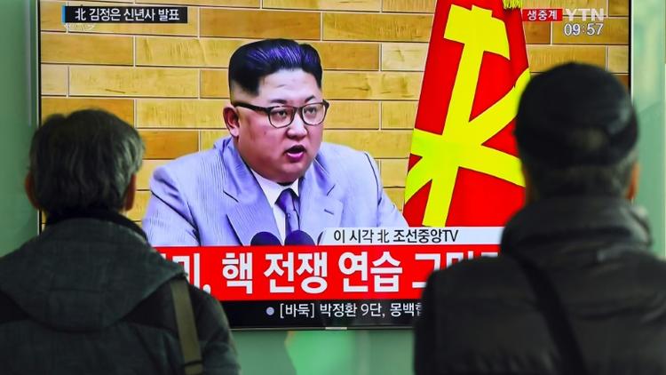 A Seoul, des passants regardent les voeux télévisés du leader nord-coréen, Kim Jong-Un, le 1er janvier 2018 [JUNG Yeon-Je / AFP]