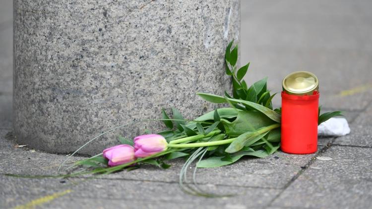 Des fleurs et une bougie ont été déposées à l'endroit où un homme a foncé sur des passants faisant un mort et deux blessés, le 26 février 2017 [Uwe Anspach / dpa/AFP]