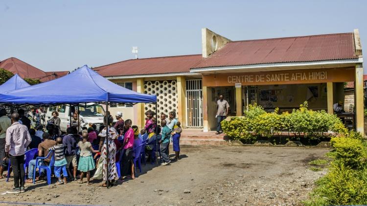Des patients attendent devant le centre de santé Afia Himbi à Goma, le 15 juillet 2019 [Pamela TULIZO / AFP]