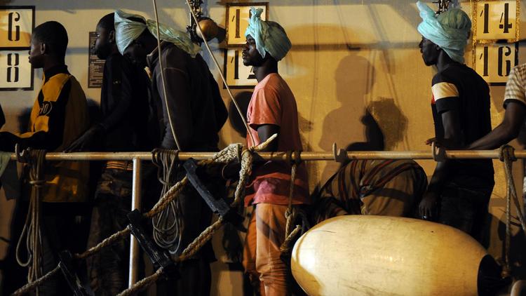 Des migrants débarquent d'un bateau militaire italien dans le port de Pozzallo (Sicile), le 2 juillet 2014après avoir été secourus par la marine italienne  [Giovanni Isolino / AFP/Archives]