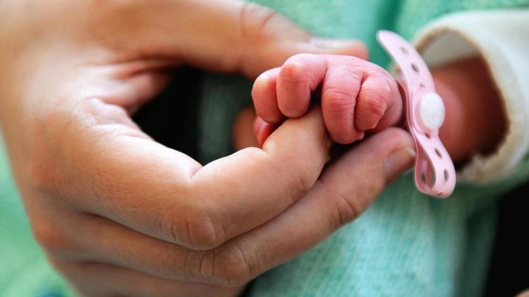 Un nouveau-né dans une maternité [Philippe Huguen / AFP/Archives]