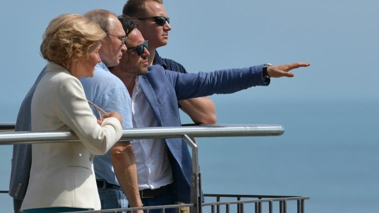 Le président russe Vladimir Poutine visite la colonie de vacances pour jeunes, Artek, ancienne vitrine de la jeunesse soviétique située sur les rives de la mer Noire à Gurzuf (près de Yalta), le 24 juin 2017  [Alexey DRUZHININ / SPUTNIK/AFP]