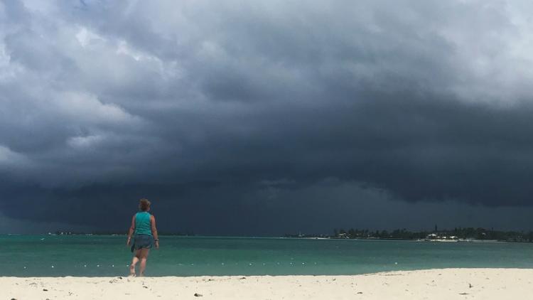 Nuages d'orage à Nassau, aux Bahamas, le 12 septembre 2019. [Andrew CABALLERO-REYNOLDS / AFP]
