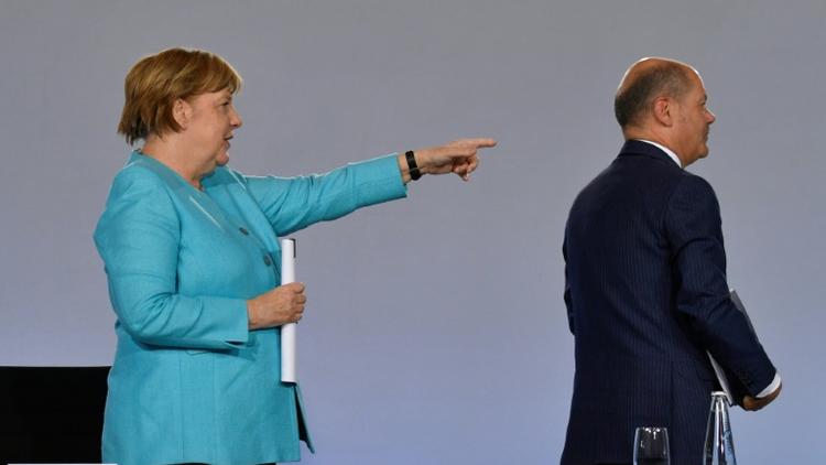 La chancelière allemande Angela Merkel et le ministre social-démocrate des Finances terminent une conférence de presse à Berlin, le 3 juin 2020 [John MACDOUGALL / AFP]