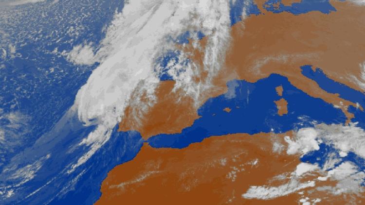 Photo fournie le 13 octobre 2018 par l'agence météorologique espagnole montrant une image satellite de Leslie s'approchant de la péninsule ibérique [Handout / AEMET/AFP]