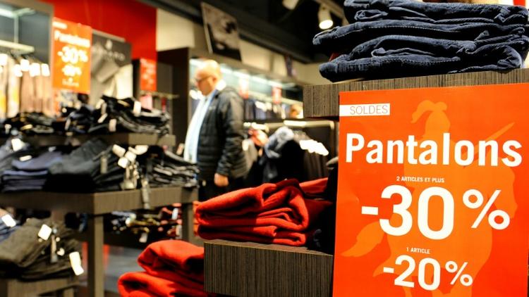 Des vêtements à prix réduits le 2 janvier 2017 dans un magasin à Talange  [JEAN-CHRISTOPHE VERHAEGEN / AFP]