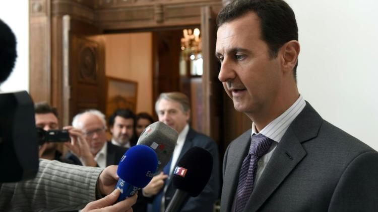 Photo fournie par la page facebook officielle de la présidence syrienne montrant le président Bachar el-Assad parlant avec la presse le 14 novembre 2015 après une rencontre avec des parlementaires français à Damas [HO / SYRIAN PRESIDENCY FACEBOOK PAGE/AFP]