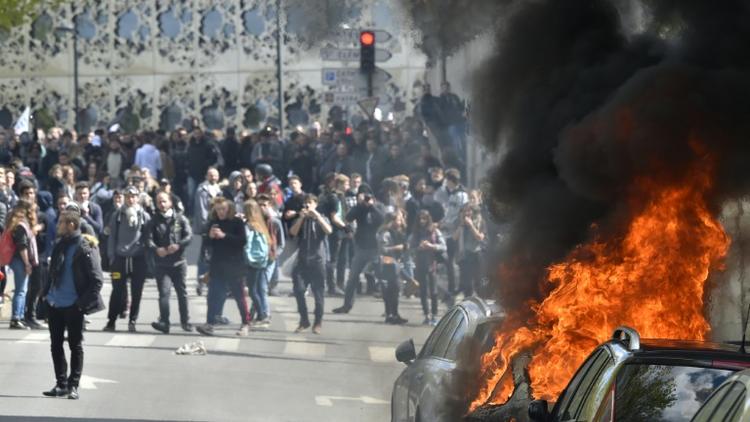 Véhicules incendiés lors de la manifestation contre la loi travail le 28 avril 2016 à Paris [LOIC VENANCE / AFP]